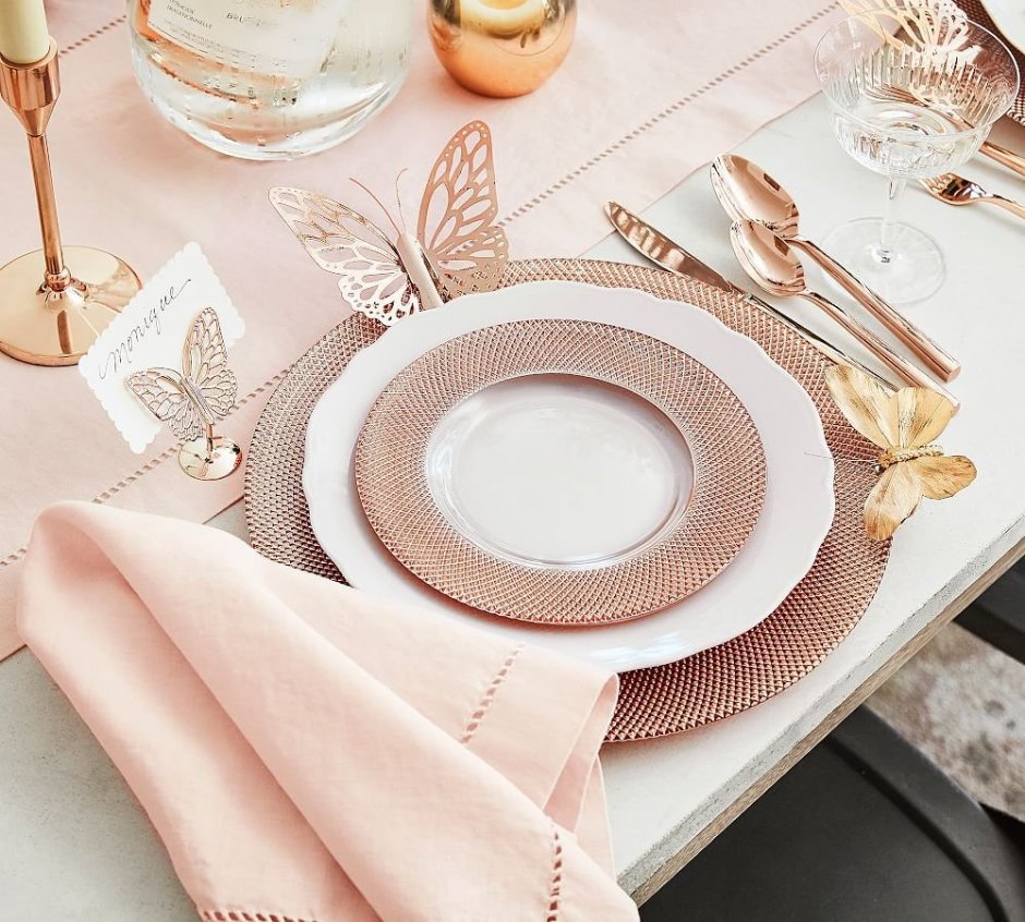Сервировка стола с розовыми салфетками