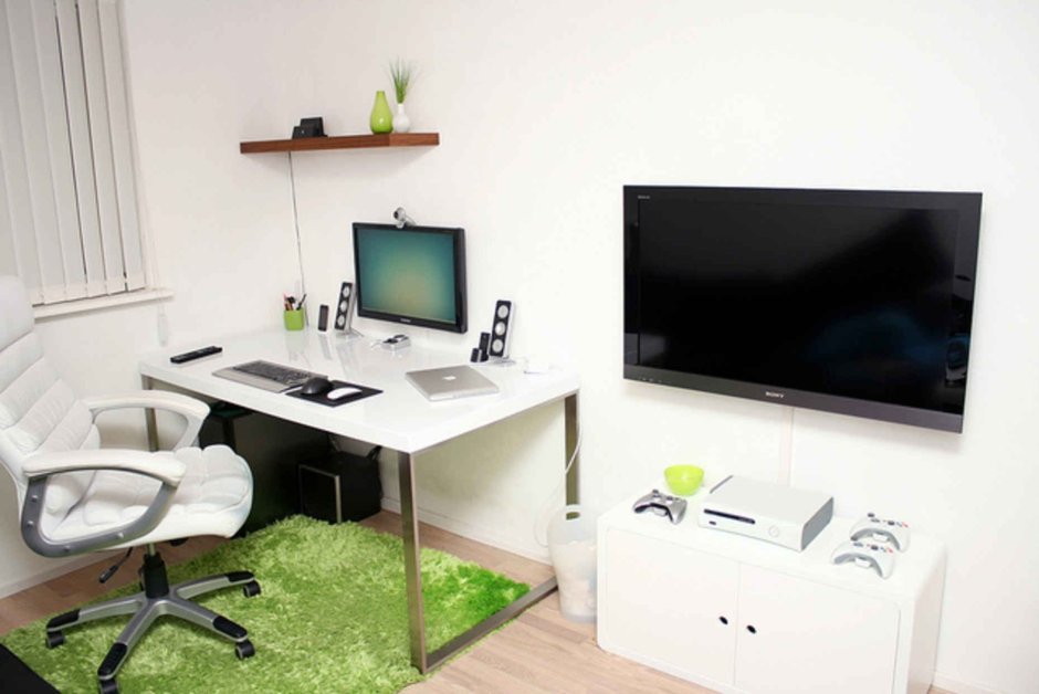 Компьютерный стол и телевизор на одной стене