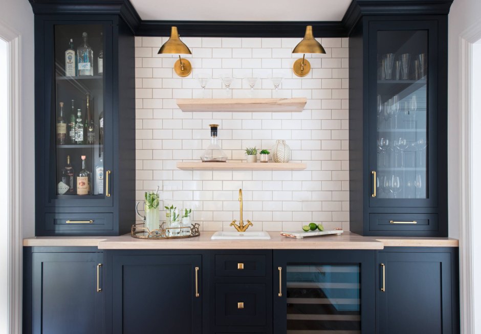 Темно синяя кухня без верхних шкафов