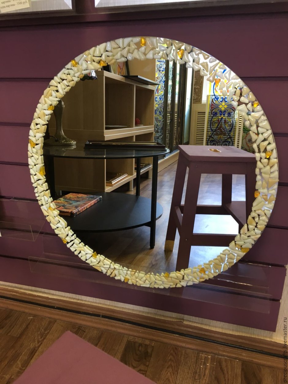 Круглое зеркало на веревке