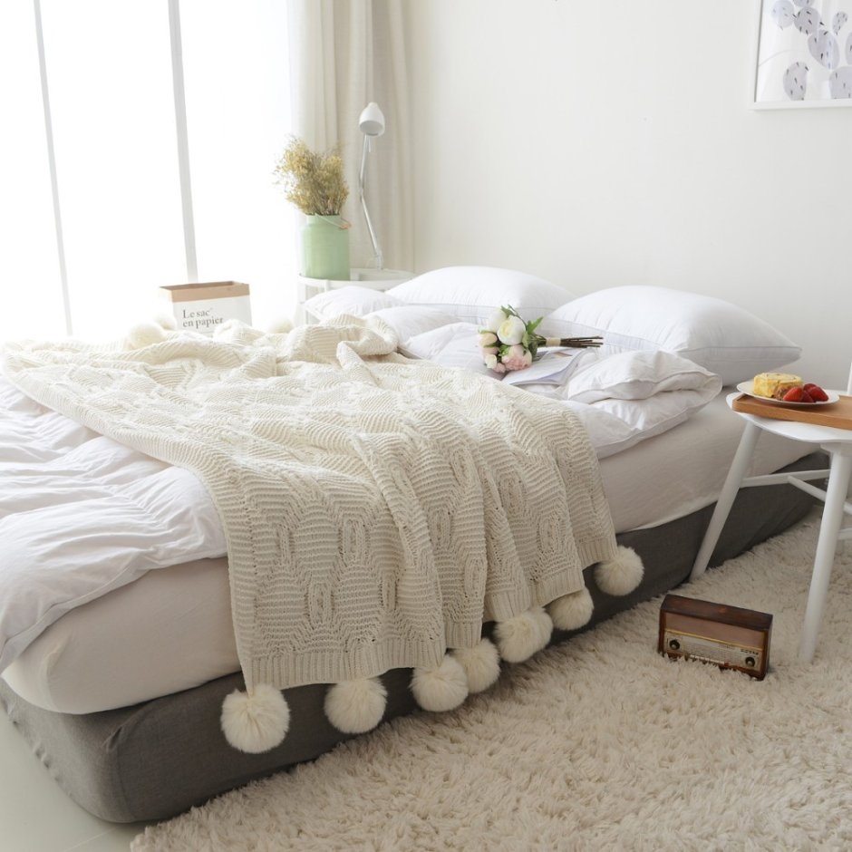 Одеяло помпон на кровать
