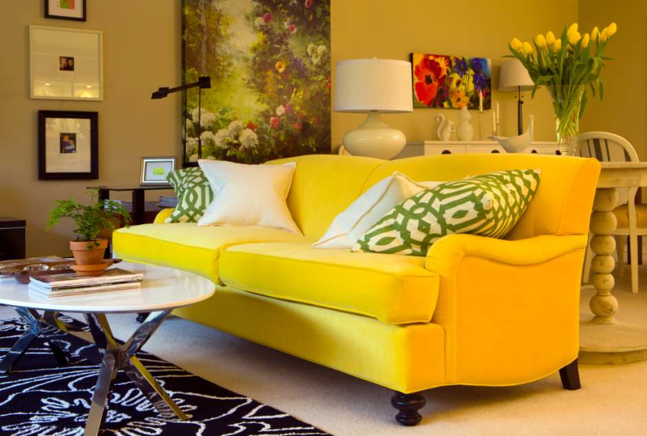 Желтый диван в Сканди интерьере