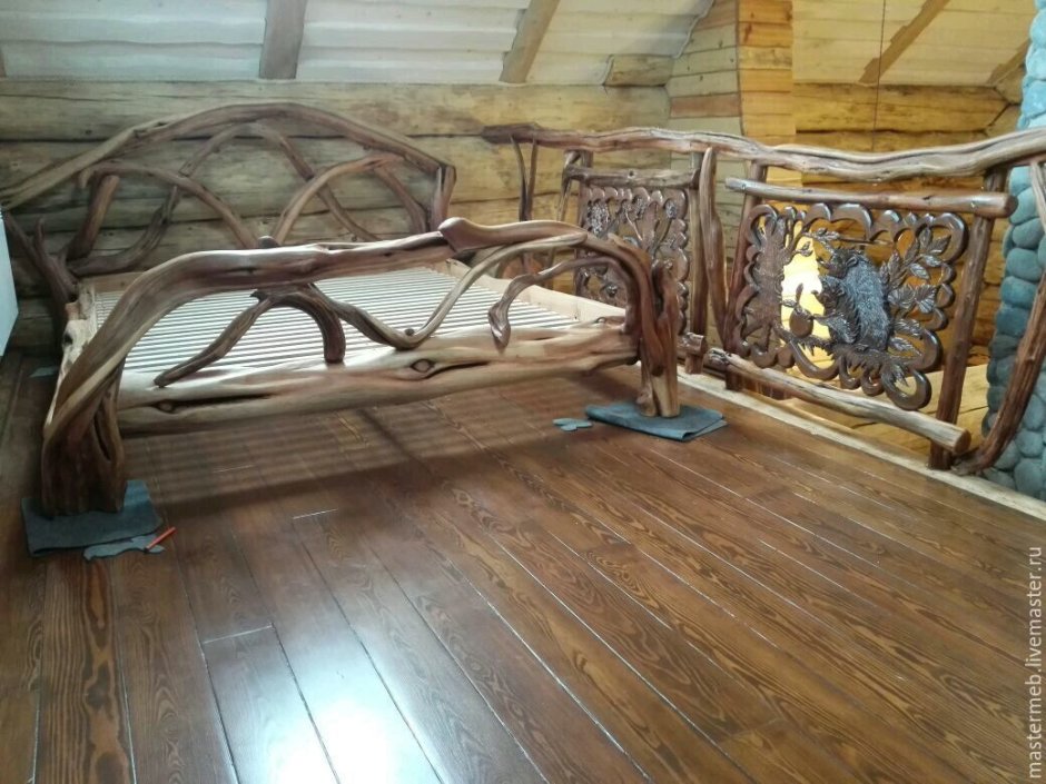 Кровать в деревенском стиле из дерева