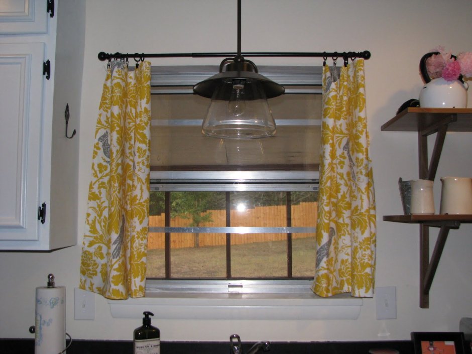 Оригинальный способ повесить шторы на кухне