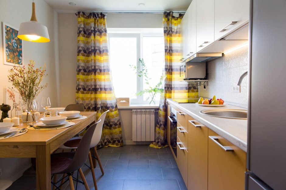 Желтые шторы в интерьере кухни