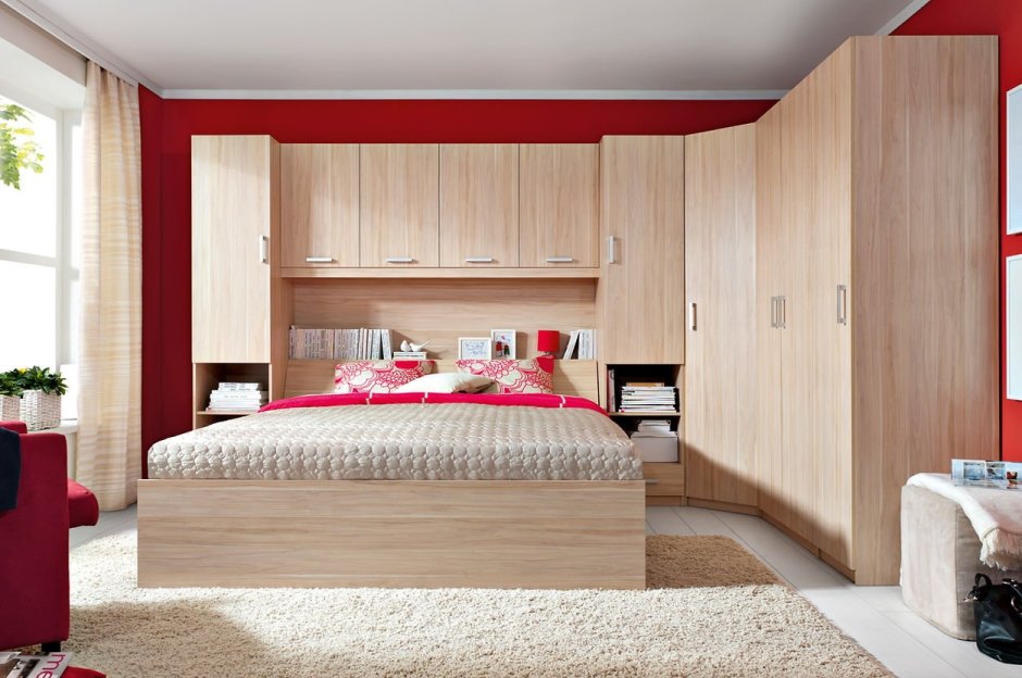 Маленькая спальня с угловым шкафом и кроватью