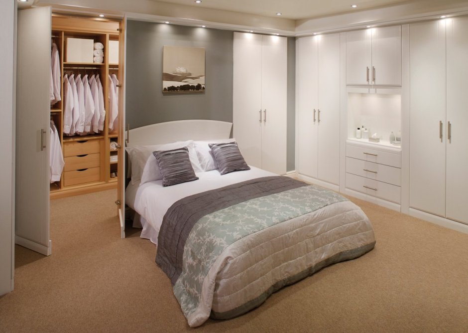 Спальный гарнитур кровать между шкафами