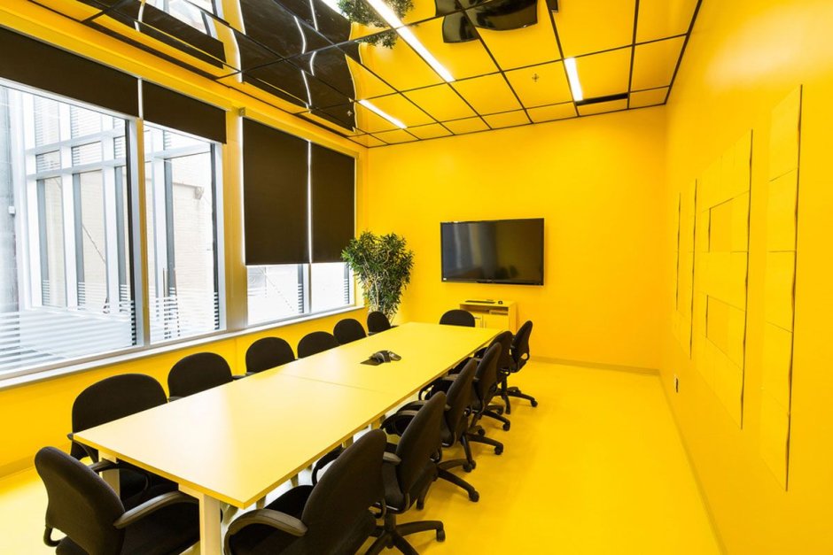 Желтые стены в офисе