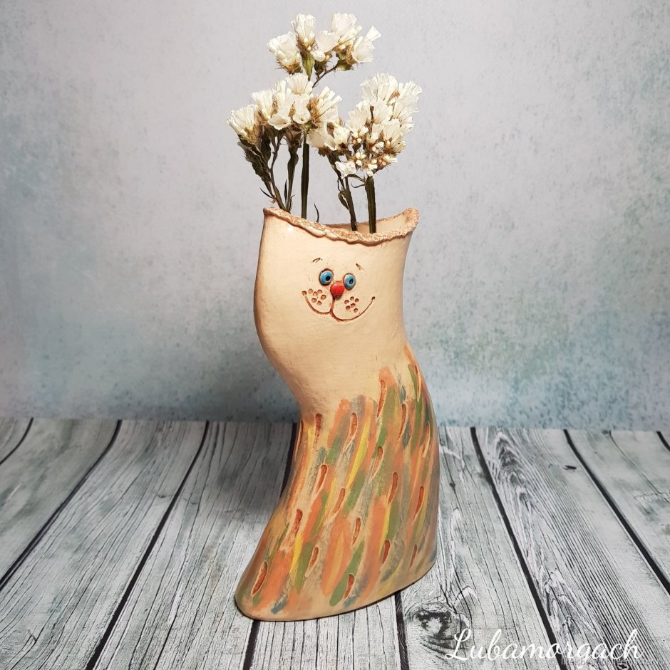 Кошка с вазой и листами