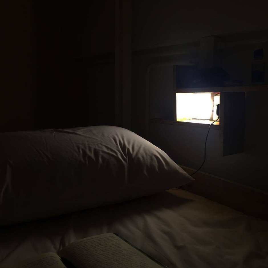 Комната ночь кровать темно