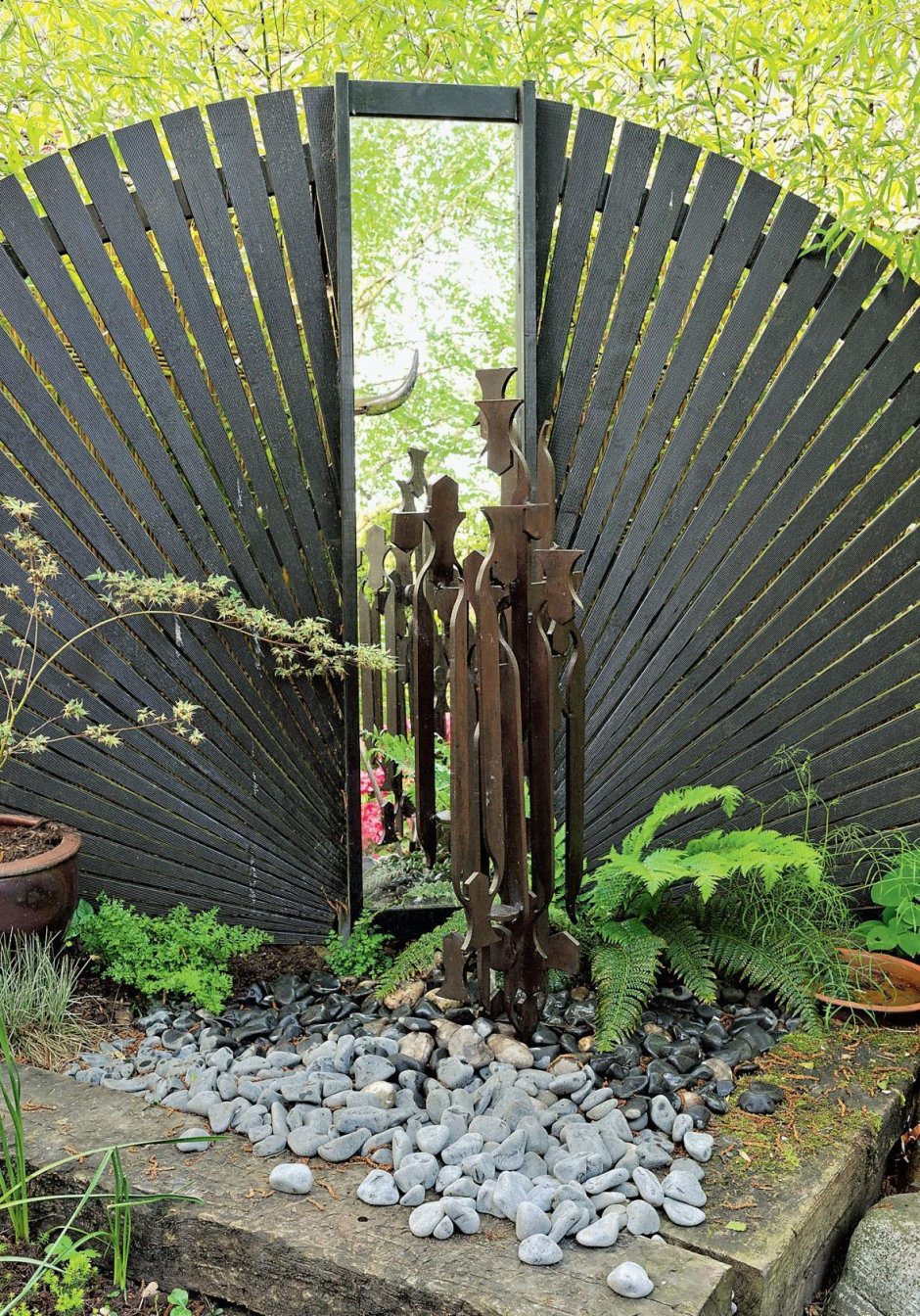 Зеркальный забор в саду