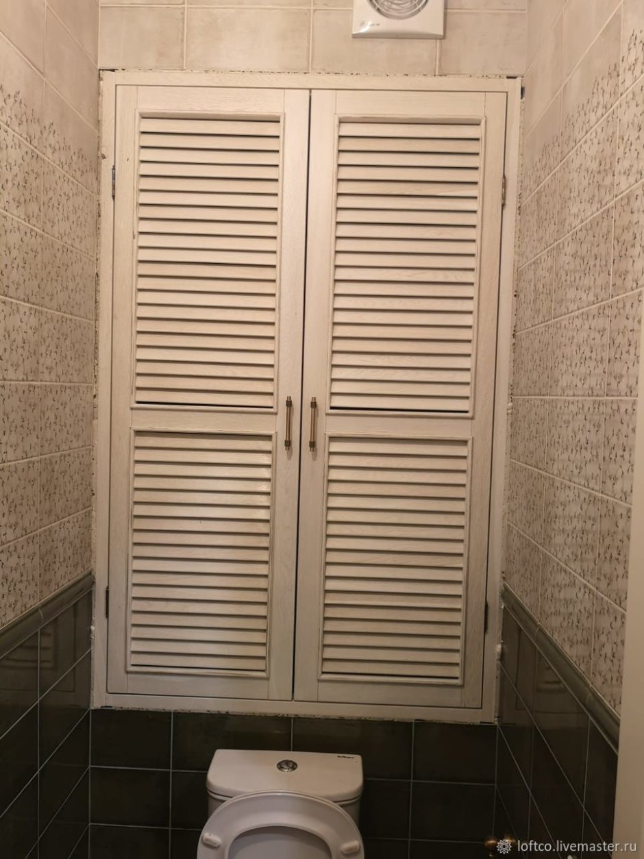 Жалюзийные дверцы в туалете