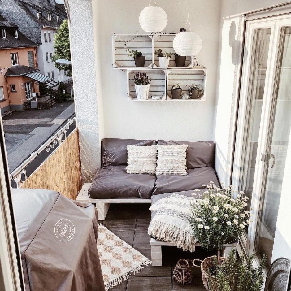 Уютный балкон с подушками