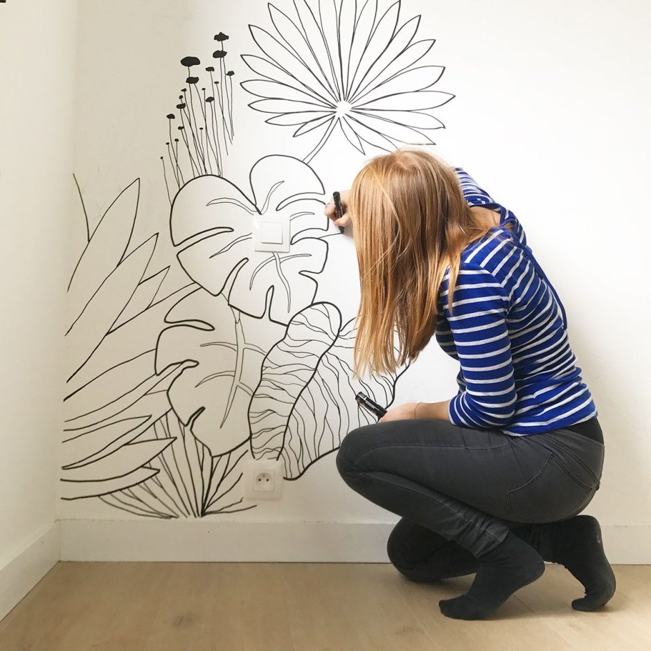 Девушка рисует на стене