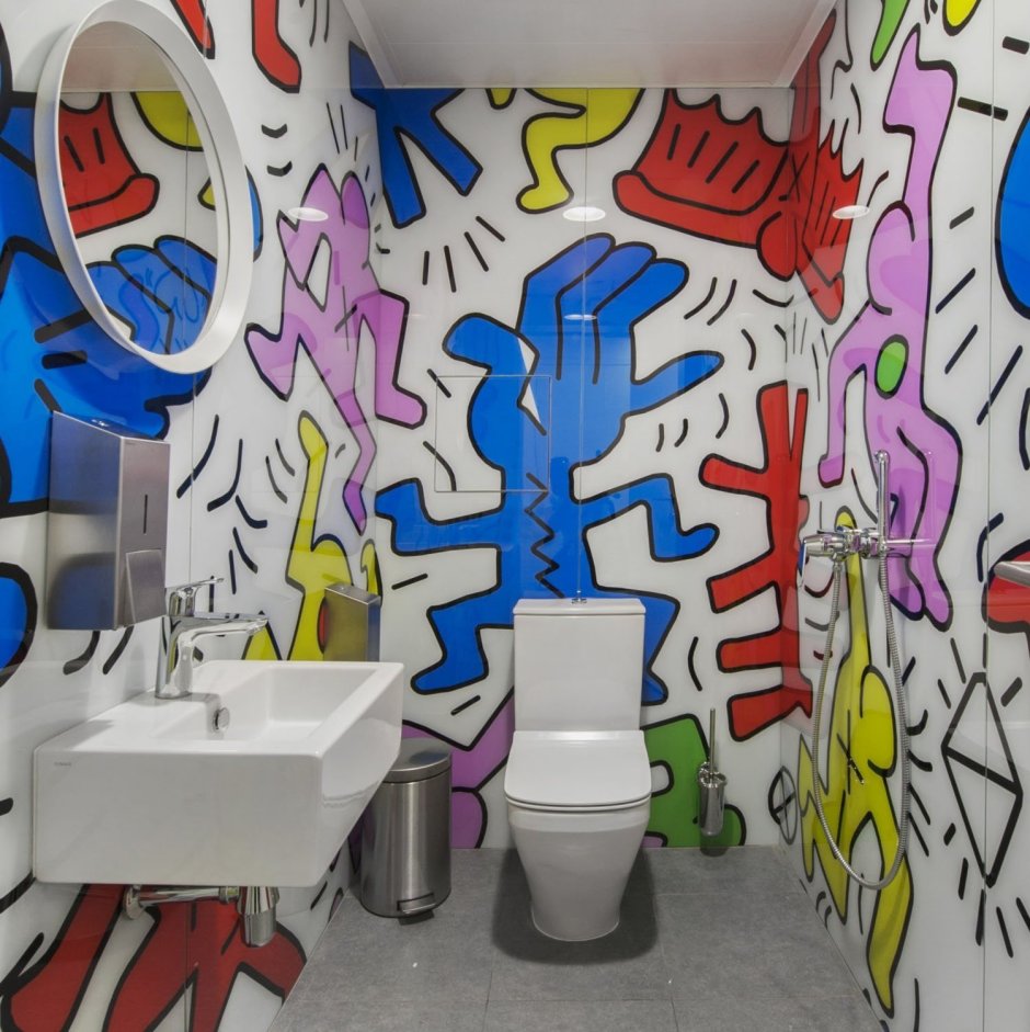 Разрисованные стены в туалете