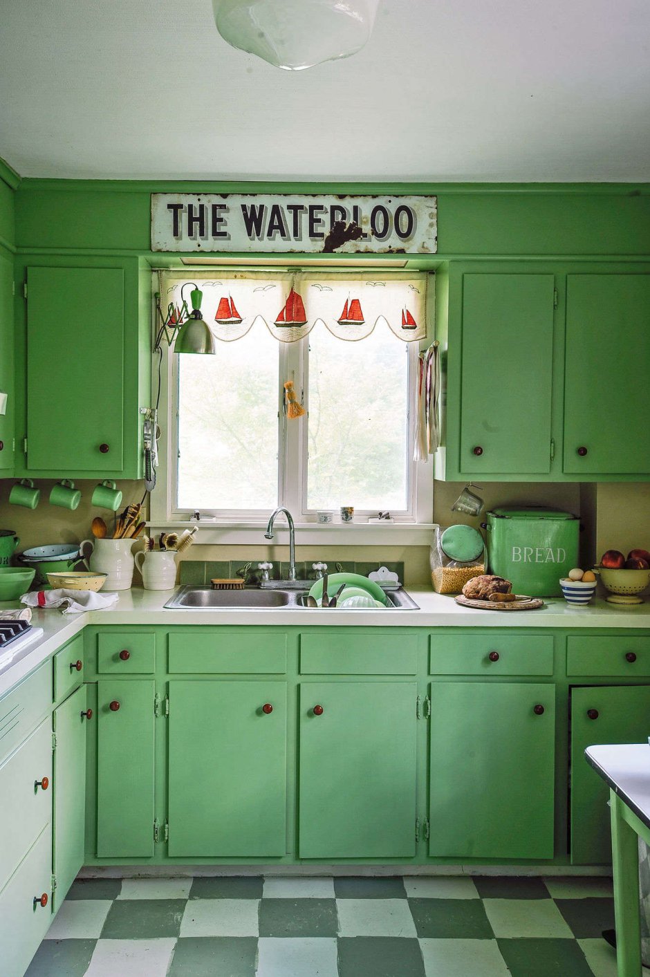 Кухня выкрашена в зелёный цвет