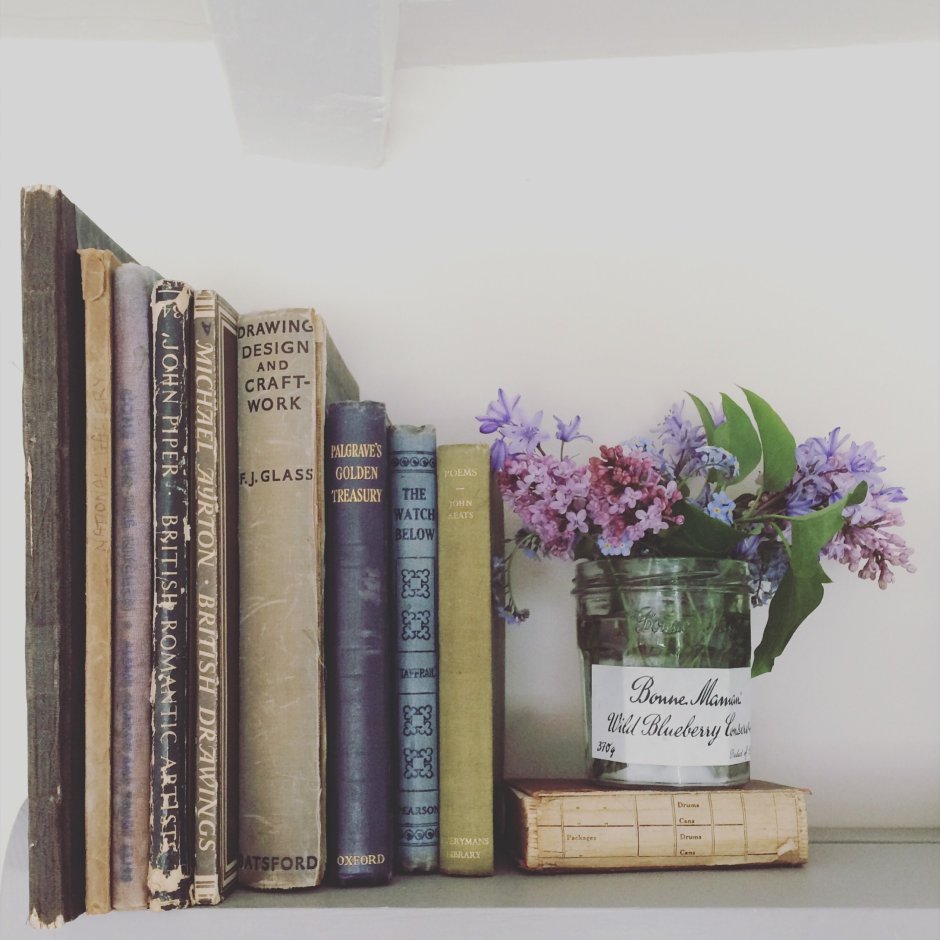 Цветы в интерьере на полке с книгами