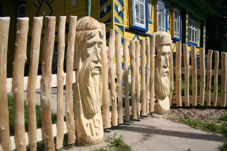 Резные деревянные столбы