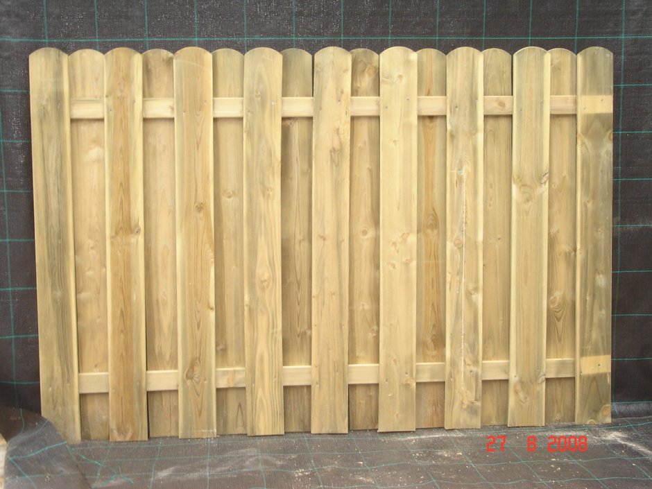 Забор с деревянными секциями
