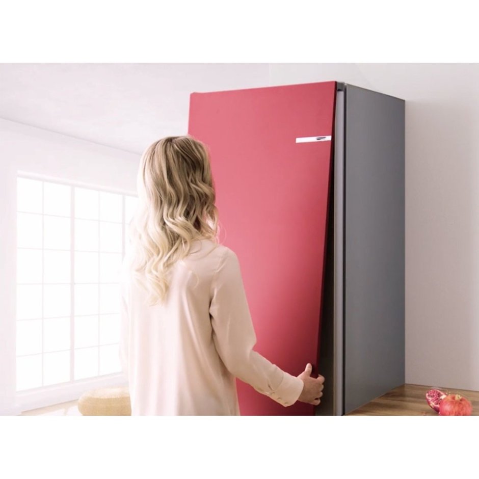 Металлический холодильник в интерьере