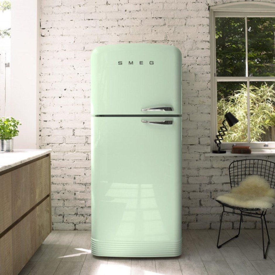 Голубой холодильник в интерьере