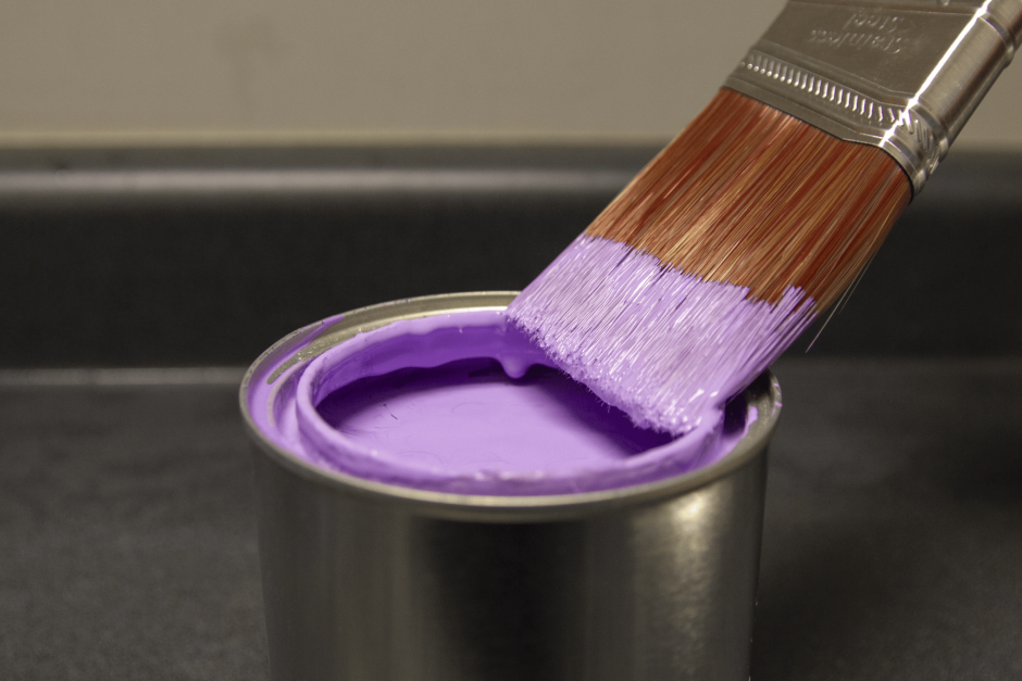 Фиолетовая краска в банке