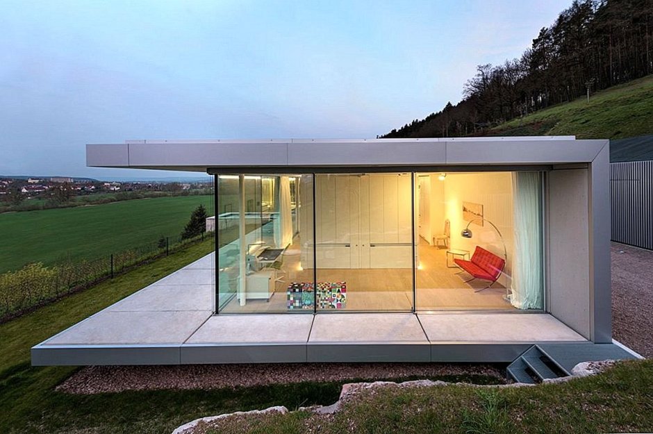 Дом со стеклянной стеной